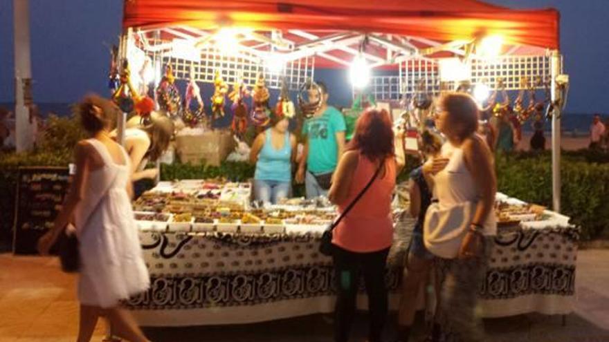 Cullera aleja el mercadillo artesanal para contentar al comercio local