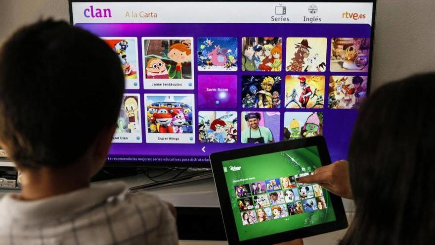 Unos niÃ±os ven el canal Clan TV en un televisor.