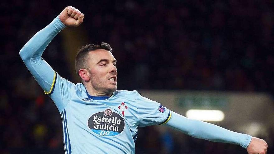 Iago Aspas celebra la conversión del penalti en presencia de Jozabed. // Sergey Dolzhenko