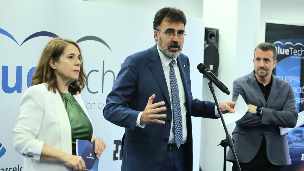 El presidente del Port de Barcelona, Lluís Salvador, con el director ejecutivo de Tech BCN, Miquel Martí, y la directora de Innovación del puerto, Emma Cobos, en la presentación del BlueTechPort