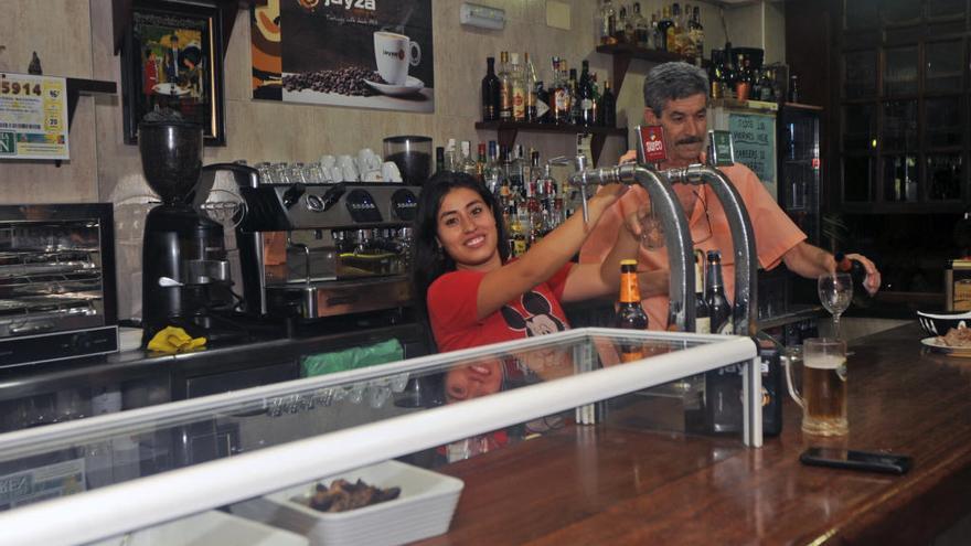 Juliana y Pepe, tras la barra del Karen.