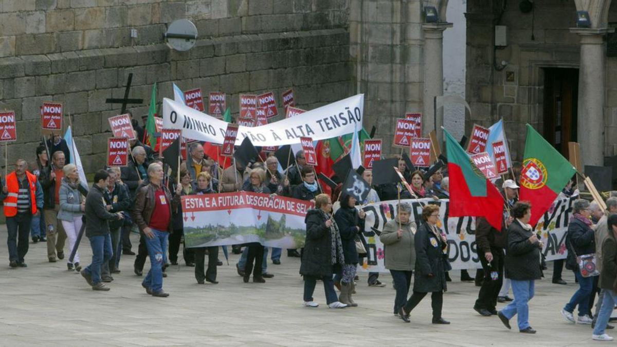 Afectados de Galicia y Portugal manifestándose en Santiago.   | // X. A.