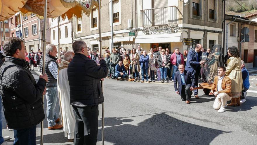 La procesión del Santo Encuentro mantiene firme el paso en Campomanes