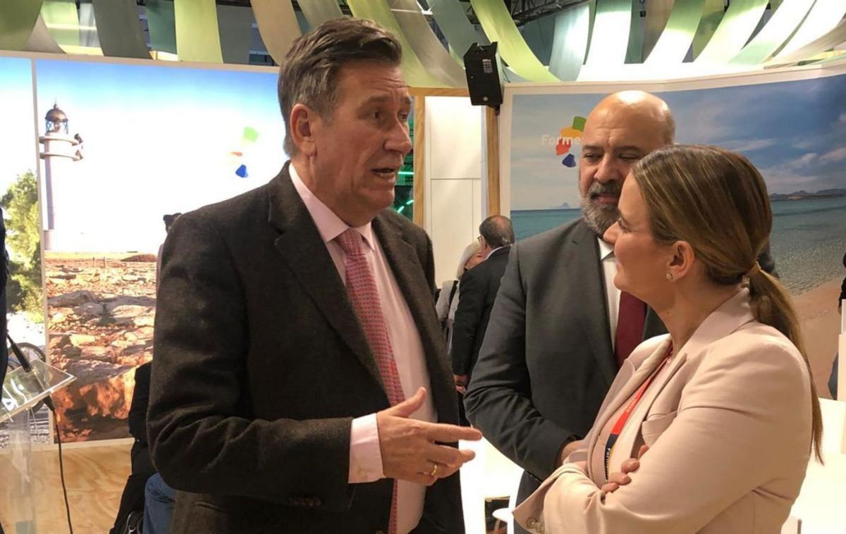 Ronny de Clercq, vicepresidente ejecutivo de Alltours, con Marga Prohens, detrás Martínez. | DAVID COSTA