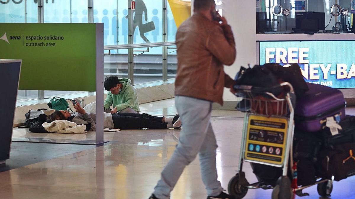 Pasajeros esperando en Barajas a que se reanude la actividad aérea.