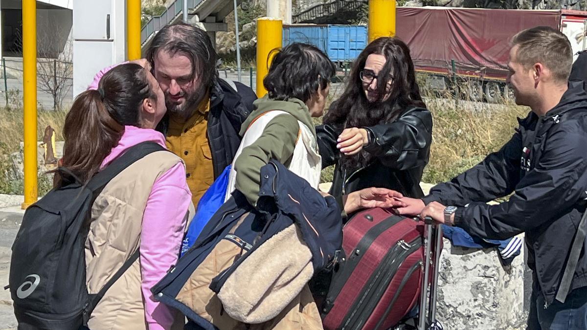 Ciudadanos rusos cruzan la frontera hacia Georgia por temor de ser movilizados por Rusia