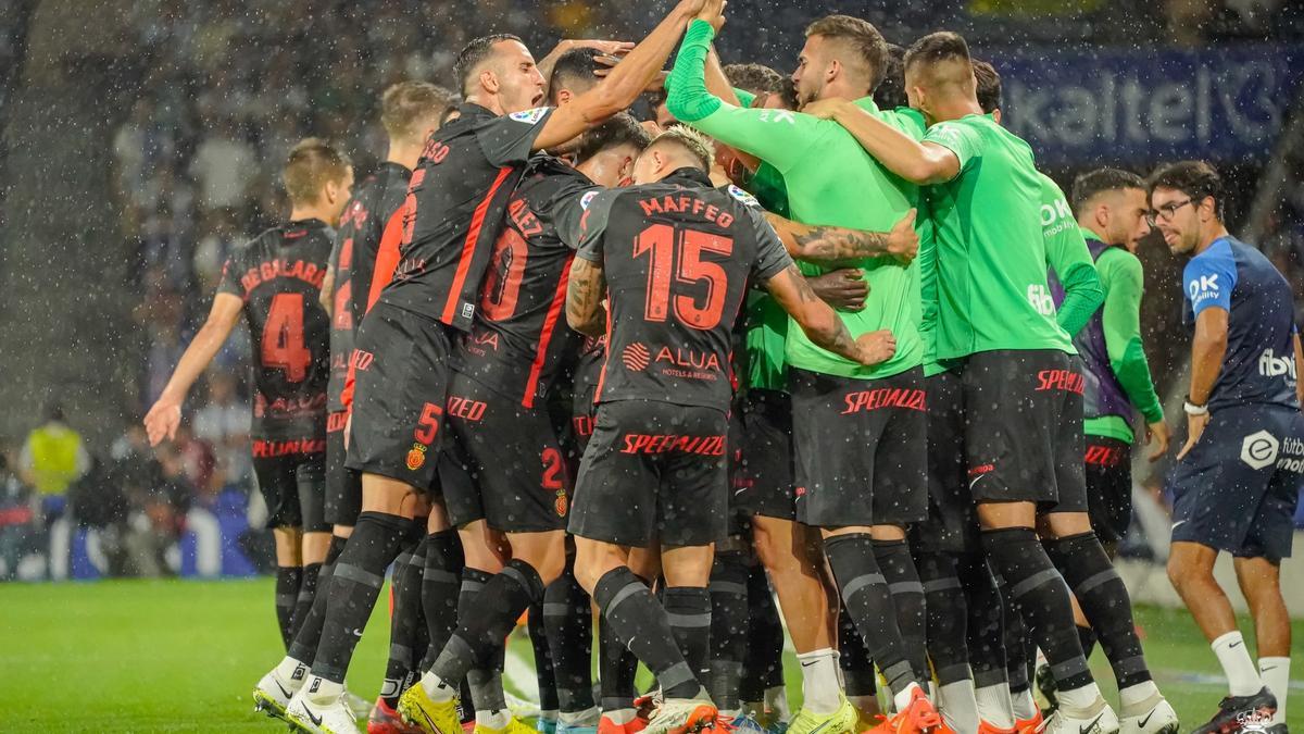 Los jugadores del Mallorca festejan el tanto de Amath que finalmente fue anulado.