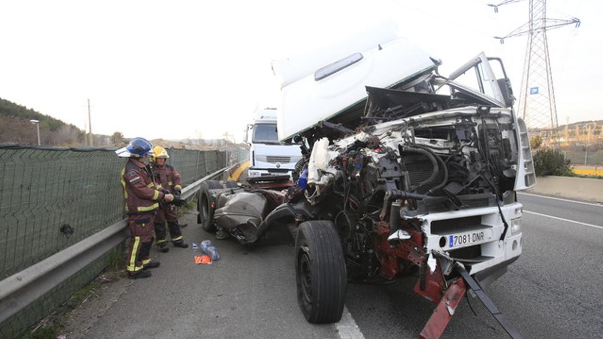 Un accidente entre dos camiones obliga a cortar la A-2 en Sant Andreu de la Barca durante una hora y media