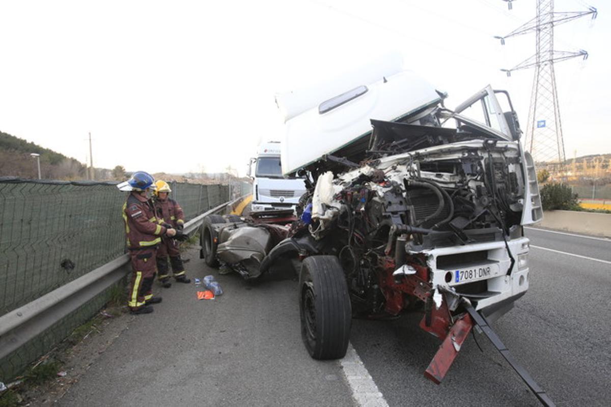 Accident entre dos camions a la A-2 a Sant Andreu de la Barca.