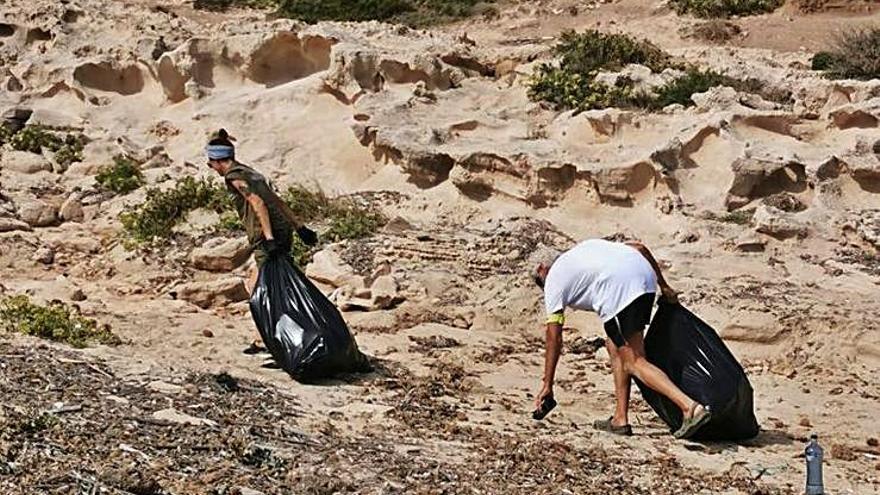 Limpieza de Cala en Baster y es Carnatge