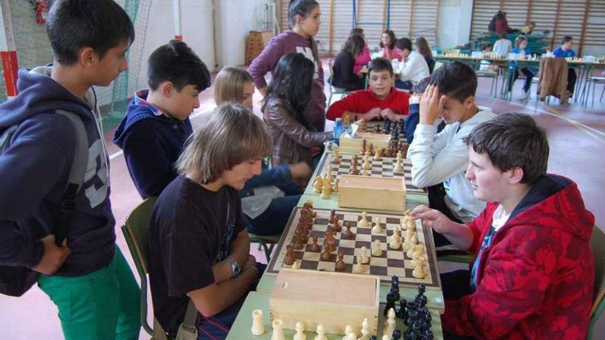 Unos alumnos del instituto Pedro Floriani disputan partidas simultáneas de ajedrez durante unas jornadas con motivo del estreno del programa &quot;Xadrez nas Escolas&quot; en Redondela. // FdV