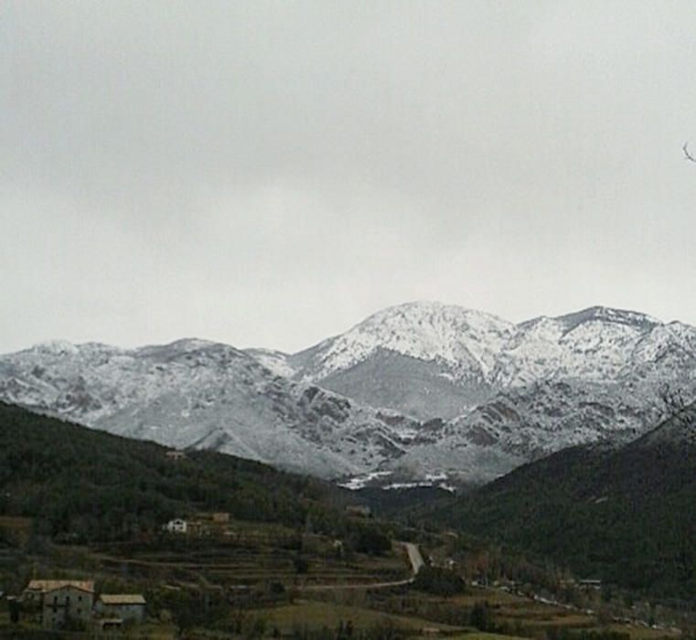 Un dia de neu. Durant la nit anava fent plugims i, amb les baixes temperatures, el resultat al matí va ser veure aquesta emblanquinada a la muntanya.