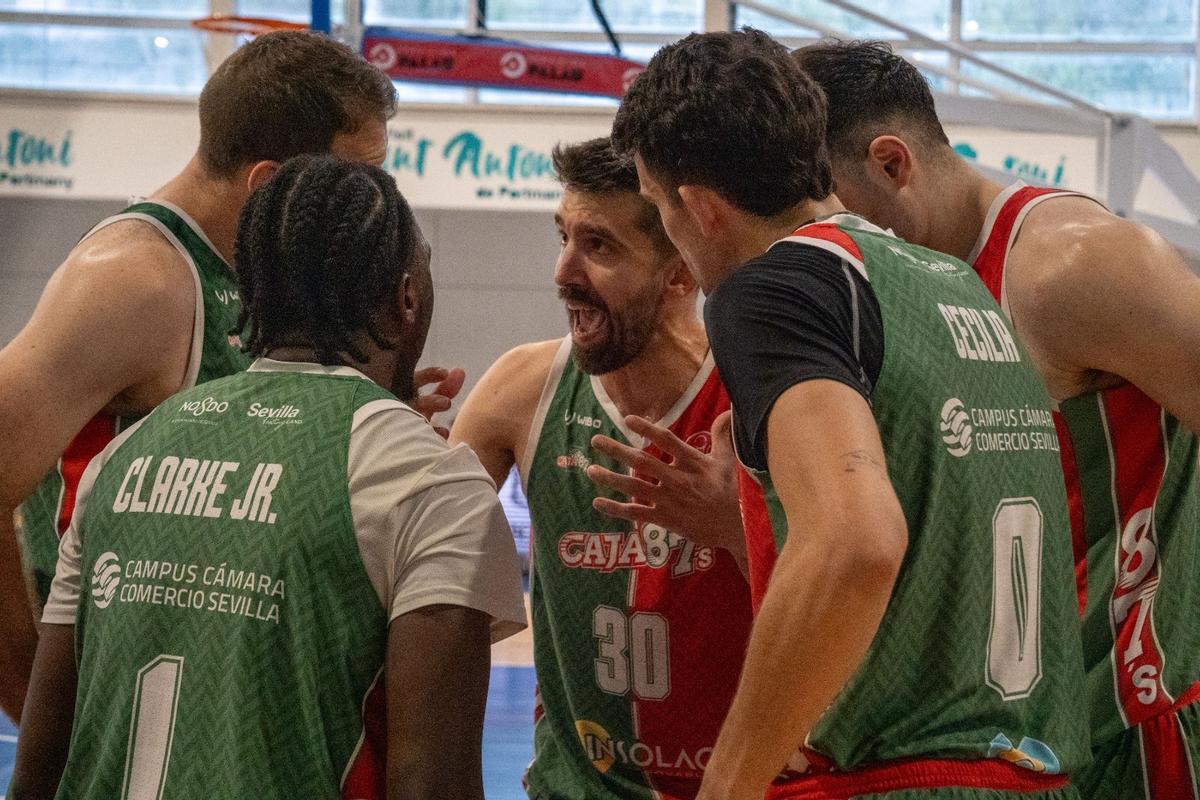 Josep Franch, junto a Jankovic, Clarke, Sergio Cecilia y Adrián Latorre, en un corro antes del comenzar el partido en Ibiza.