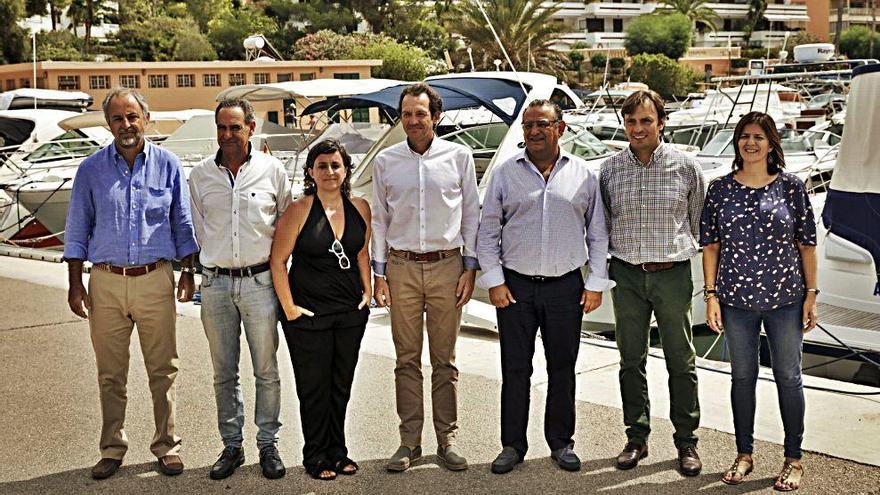 Representantes políticos, ayer, en el Club Náutic de Santa Ponça, antes de la firma del acuerdo.