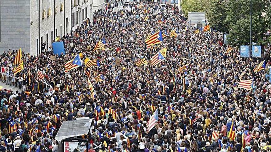 El rebuig a la sentència treu milers de gironins al carrer