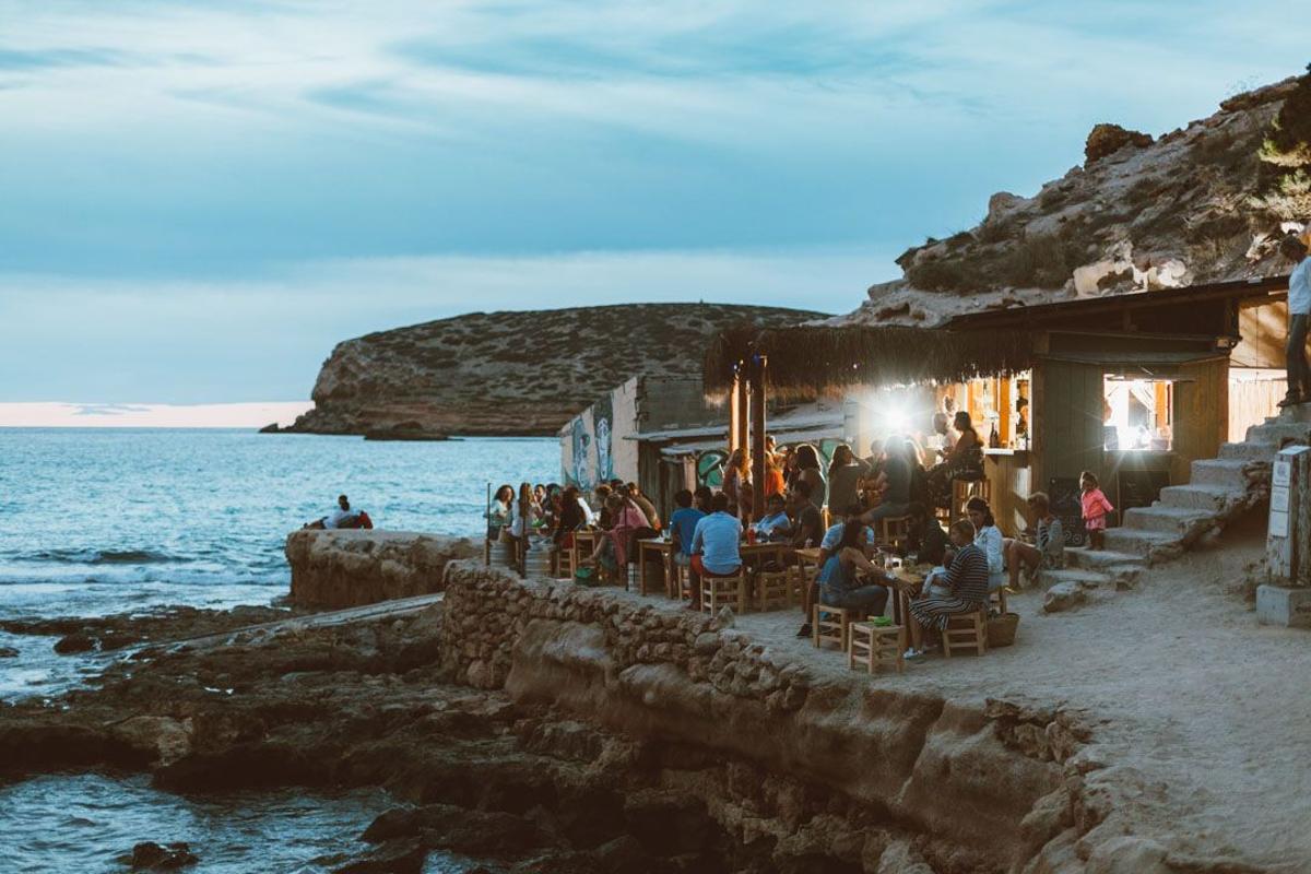 El chiringuito restaurante Cala Escondida en Ibiza, junto al mar
