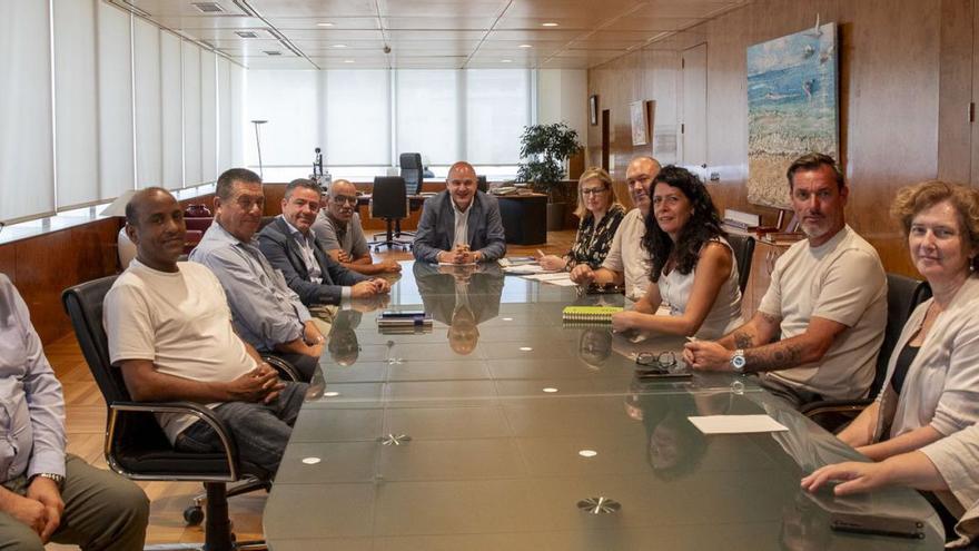 El presidente del Consell de Ibiza, Vicent Marí, durante la reunión con representantes de los saharauis, ayuntamientos y asociaciones de la isla. | CONSELL DE EIVISSA
