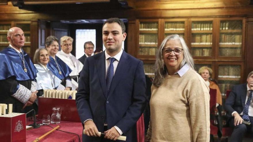 Hugo Dindurra recoge su premio de manos de Teresa Alonso Sánchez.