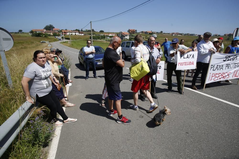 Concentración de los vecinos de Bayas, en Castrillón, contra la presencia de perros en la playa