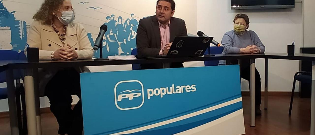 Por la izquierda, Beatriz Llaneza, Fernando Hernández y Piedad Martínez, ayer, en la sede del PP de Mieres. | D. M.