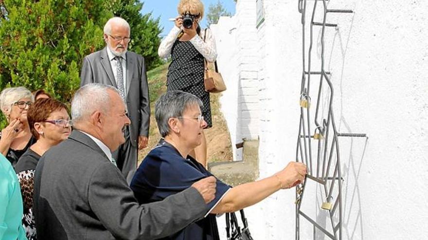 Un matrimoni posant el seu cadenat a l&#039;escultura de Sant Valentí