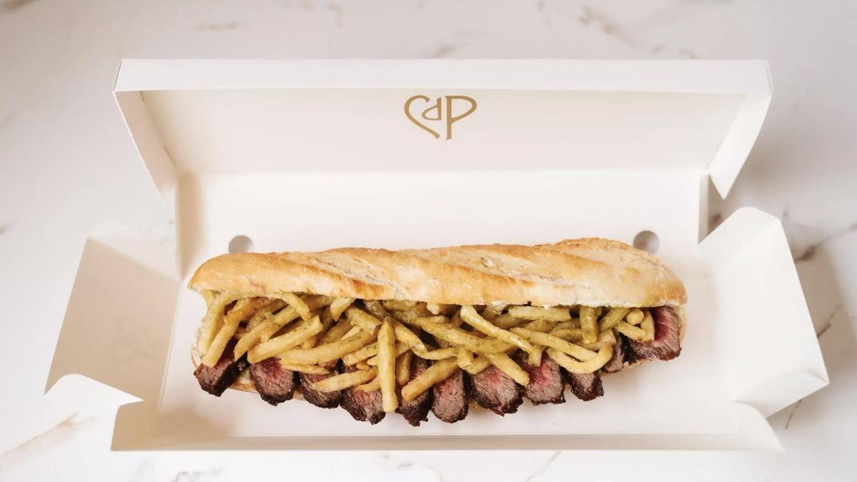 El plato estrella de Café de París, metido entre panes.