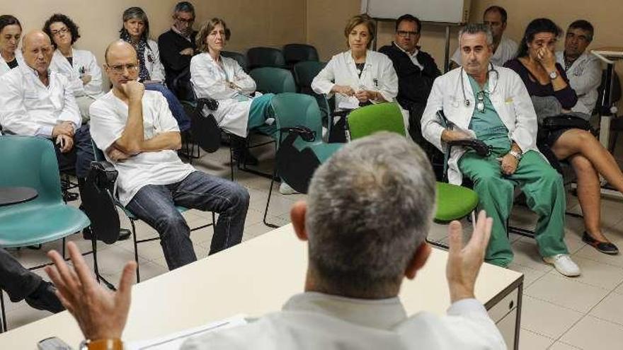 Una reunión del personal para valorar la huelga médica. // B. Lorenzo