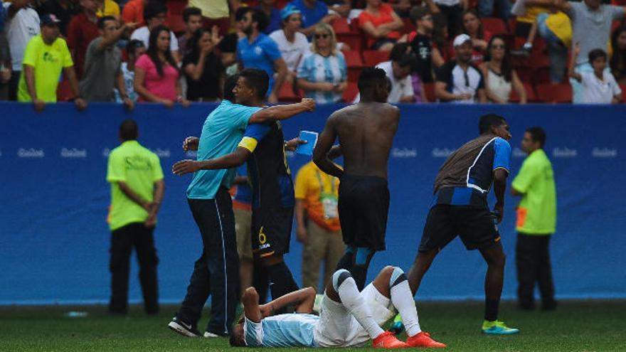 Los futbolistas hondureños celebran su pase ante la decepción de Argentina.