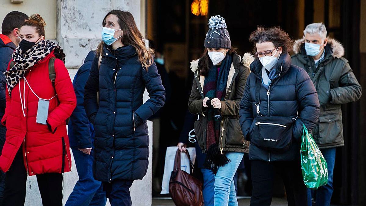 Un grupo de personas con mascarilla camina por una calle del centro de València. | F.B.