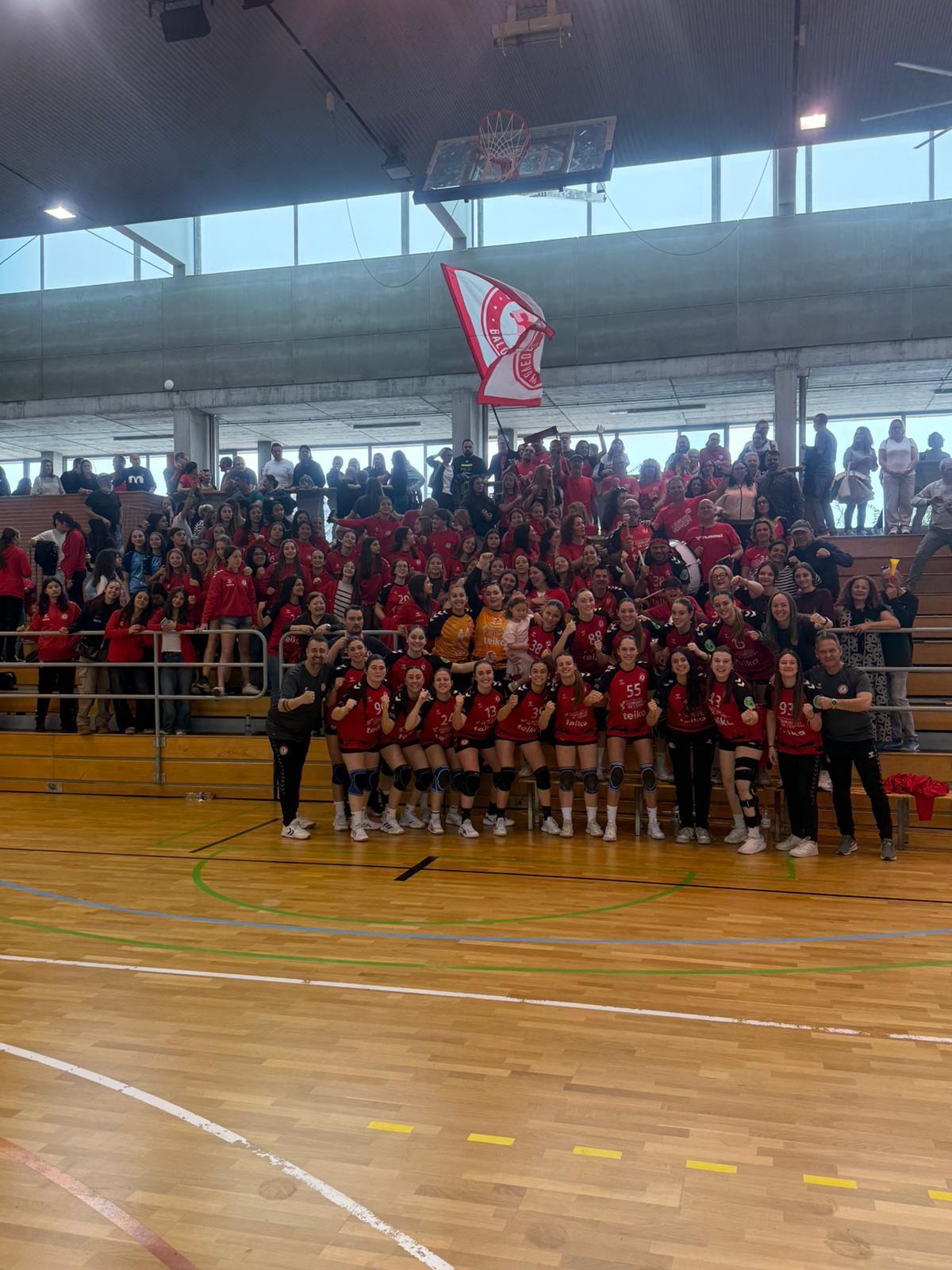 Balonmno Morvedre femenino junto a su afición.