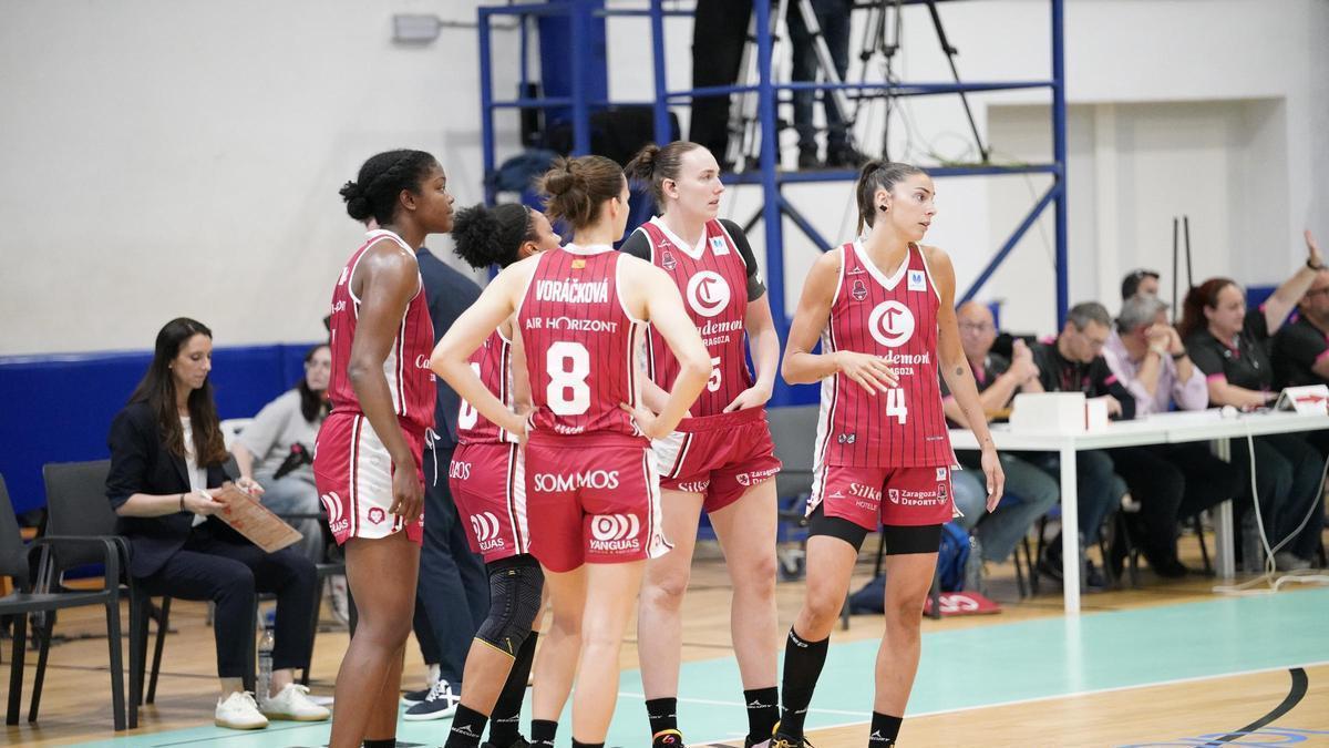 Las jugadoras del Casademont, durante el encuentro ante el Estepona