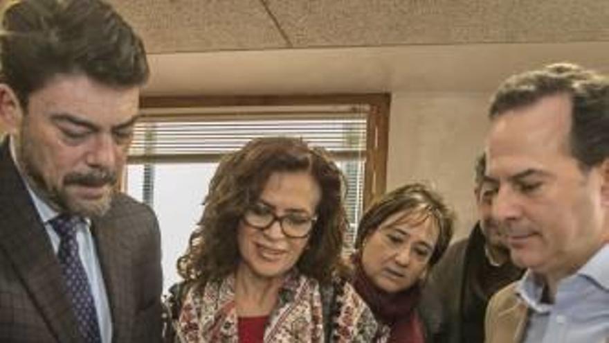 Ediles del PP observan el auto judicial, el pasado enero.