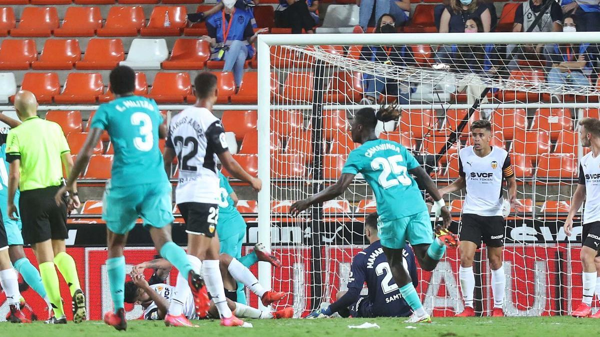 Els futbolistes del València CF es lamenten en l’acció del gol de Benzema que va suposar la remuntada del Reial Madrid, en el tram final del partit. | J. M. LÓPEZ