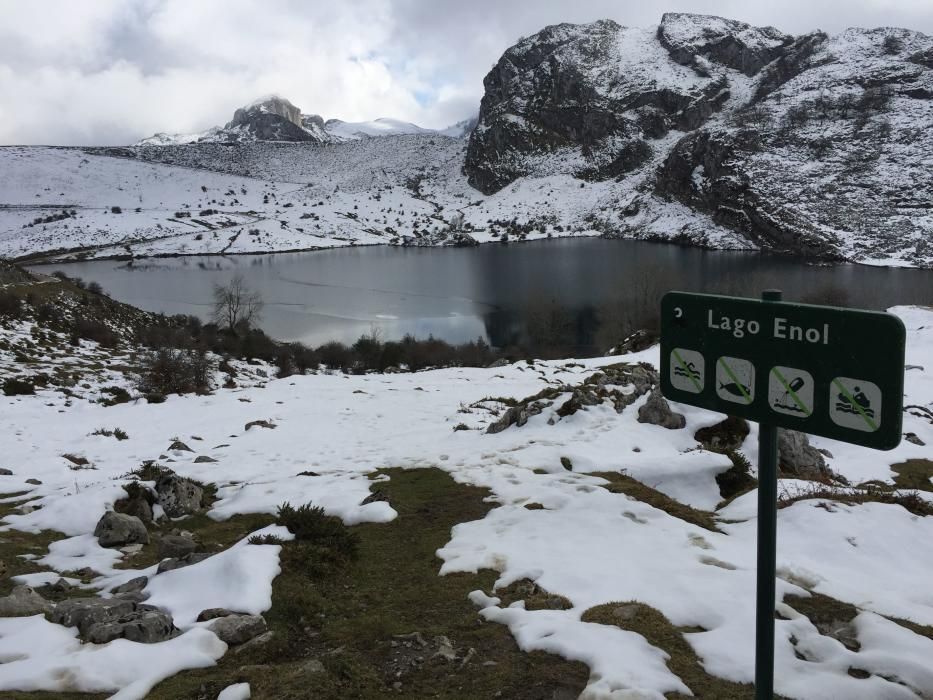 Turistas caminando sobre el lago Ercina