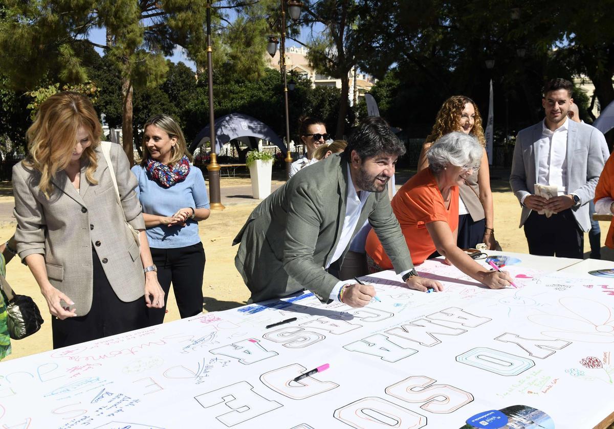 El presidente de la Región, Fernando López Miras, con Juana Pérez, presidenta de Thader Consumo.