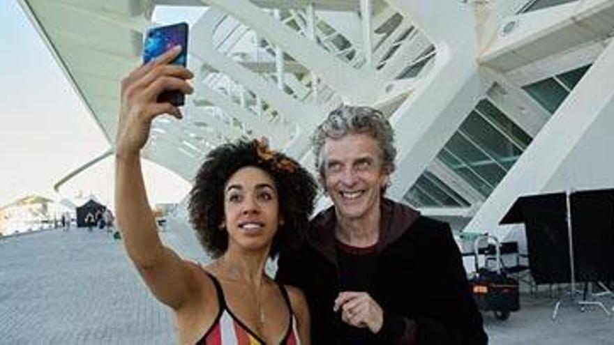 Los actores Peter Capaldi y Pearlie Mack, en la Ciudad de las Artes y las Ciencias.