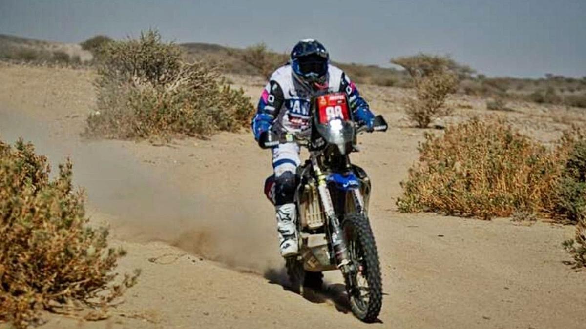 Sara García, a lomos de su Yamaha, durante la primera etapa del Dakar 2021. | S. G.