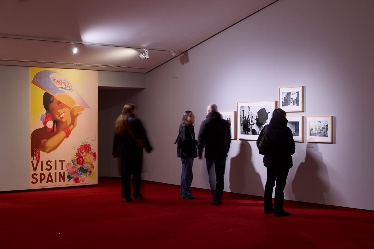 Una zona de la exposición “Ramón Masats. Visit Spain” en el Centro Niemeyer.
