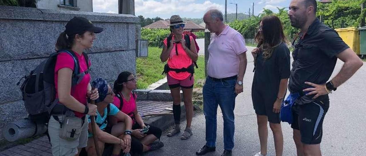 El alcalde de Vilanova departió con varios peregrinos. // Faro