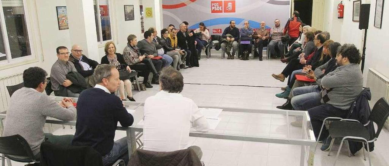 Primera reunión de la nueva ejecutiva provicincial del PSOE, ayer, en la sede del partido en Ourense.  // Iñaki Osorio