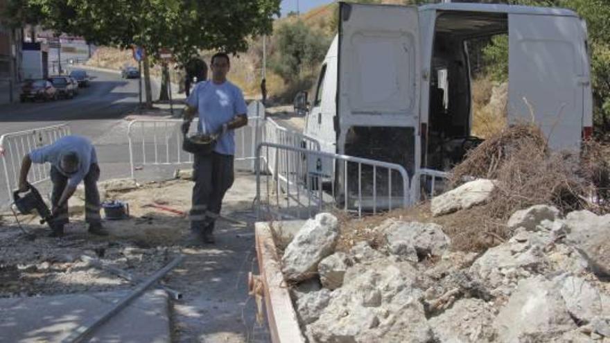 El Ayuntamiento repara la acera de la calle Maestro José Ribera Montes