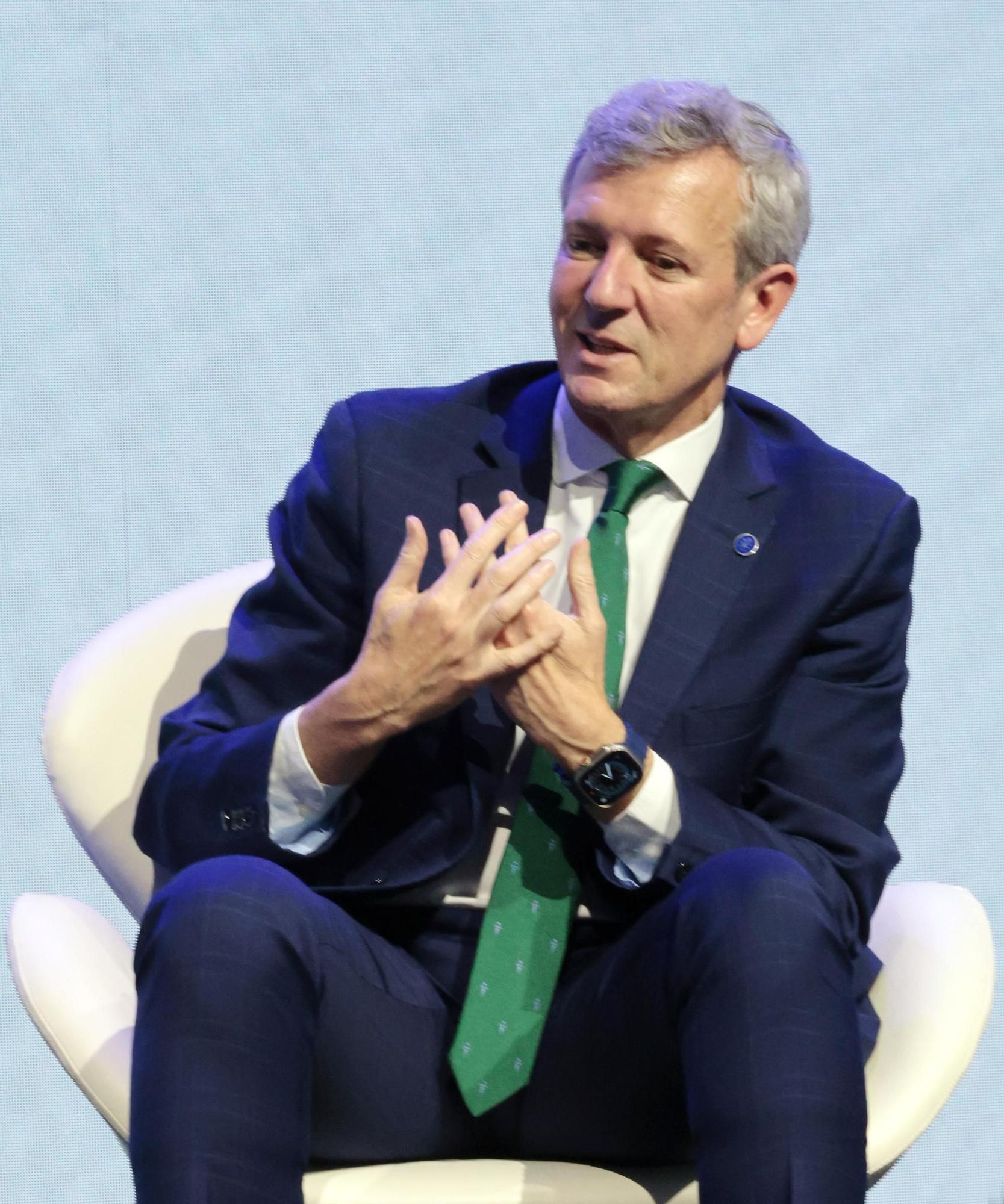 El poder político y empresarial se cita en Santiago