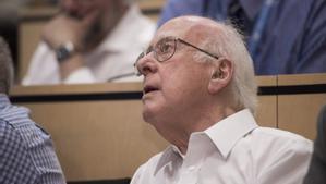 Higgs escucha en el CERN cómo se ha confirmado la existencia de una partícula que había propuesto en los años sesenta del siglo pasado.