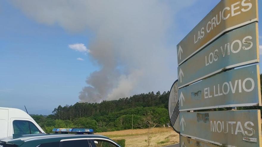El incendio en San Pelayo Sienra, en Grado, controlado desde esta madrugada mientras que el de Cabruñana sigue activo