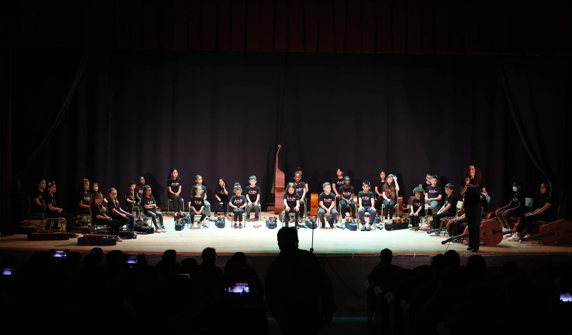 Primer concierto de la orquesta 'Son das Flores' del CEIP Vicente Risco, en junio de 2022