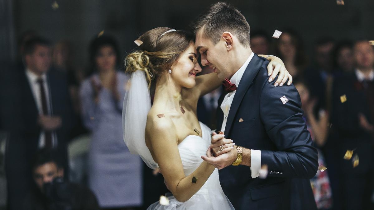 Recién casados en su baile de bodas.