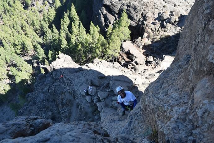 Practicantes de escalada en el Roque Nublo