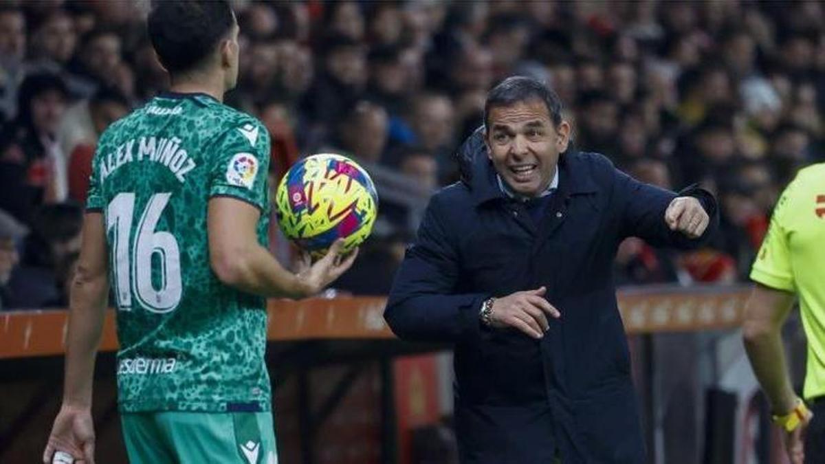 Javi Calleja en El Molinón durante el Sporting - Levante