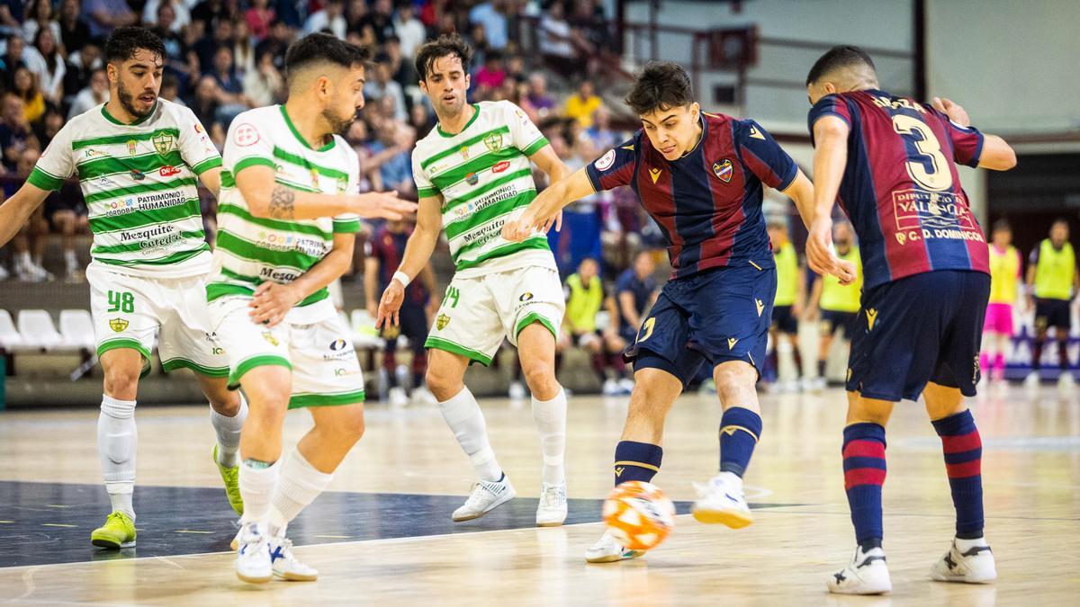 Lance del partido entre el Levante y el Córdoba Futsal en Paterna.