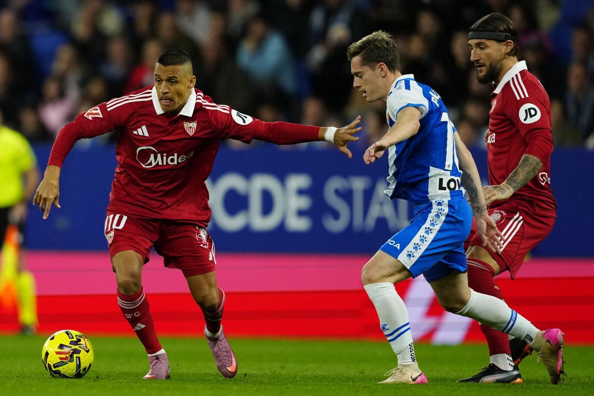 Alexis, defendido por Pol Lozano, este lunes en Cornellà.